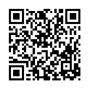 她里面穿着一件很可爱的白色羊绒连衣裙二维码生成