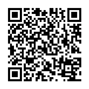 她难以置信地看着放下她站在她身边搂着她细腰的男人二维码生成