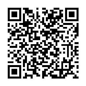 如同天河倒挂一般地向着峰巅之上的许紫烟倾斜而去二维码生成