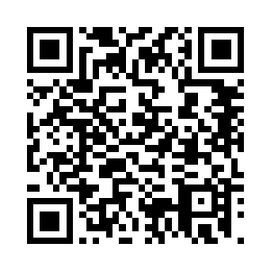 如玉纤长的指尖轻握着一杆雕纹毛笔二维码生成