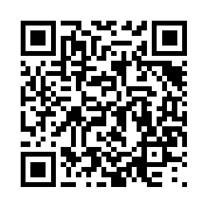 如见鬼魅般看着抵在自己脑门儿上的枪口二维码生成