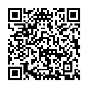 如黑色烈焰般的跑车在沿江大道上划出一道火光二维码生成