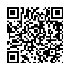 妖女若男在一旁百无聊赖的提着石子二维码生成