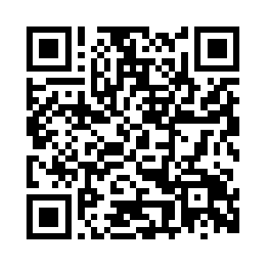 妖娆的女人面无表情的看着中年人二维码生成