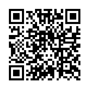 妙可得意的朝李毅摆了个调皮的脸相二维码生成