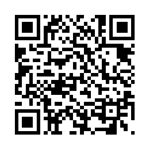 妞妞将一些液体涂在了杨风的伤口处二维码生成