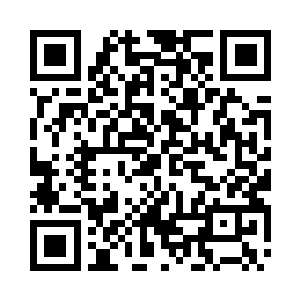 姑娘从壁橱里看见一套简单却艳丽的和服二维码生成