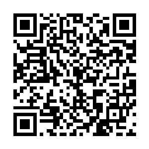 姚乐从文具盒里拿出一支顶端有白色六角星的钢笔递给姚悦二维码生成