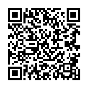 姚平不动声色的又把一杯酒递到了身旁的那个女孩子前面二维码生成