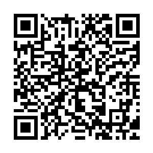 姚悦拿起白色六角星的钢笔看了一会精致的笔尖上的英文小字二维码生成