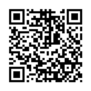 姚氏正在给子睿绣秋衣袖上的花边儿二维码生成