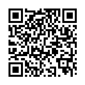 娇艳的花将姑娘俏丽的容颜衬托的更加美艳二维码生成