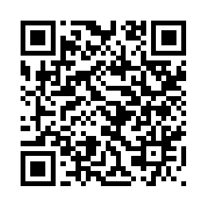娜塔莎也摸索着抽了一支叼在嘴里二维码生成