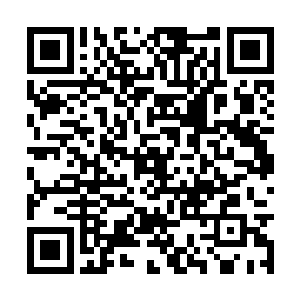 婀娜多姿的背影在浴头下面冲刷着她这一天的疲惫二维码生成