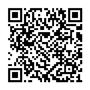 孙子轩和常龙将客厅的一个单人沙发搬进了卧室二维码生成