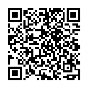 孙子轩将右手中的玻璃杯往沙发边上的电脑桌上一放二维码生成