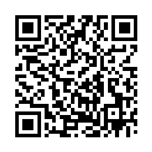 孙子轩手中拿着服务生发的碟子和叉子二维码生成