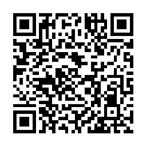 孙满江抱着已经醒了但还有些迷糊的孙梓潼走在最后二维码生成