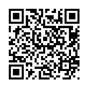 孟南已经出现在一个用剑的武者身边二维码生成