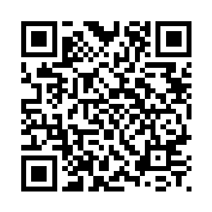 孟奇与特木尔趴在不同帐篷的顶部二维码生成