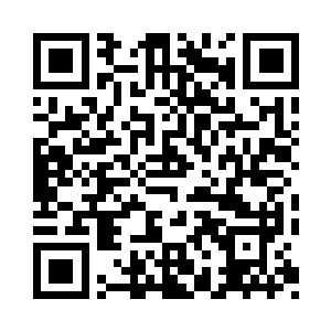 孟翠兰生气地在女儿背脊上轻轻打了一下二维码生成