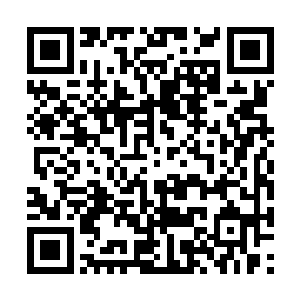 孟静妍觉得不管是坐着看他还是站着看他都很尴尬二维码生成