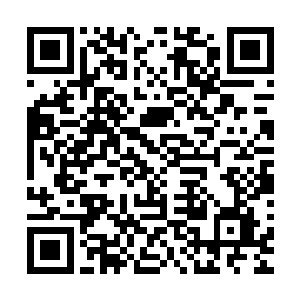 季宸渊冷眸看向了张望之后似乎没发现目标有些失望的张喜道二维码生成