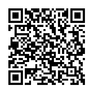 学校里甚至直到现在还保留着男生穿长袍的风尚二维码生成