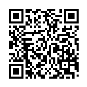 学生们全部都拿着投影电脑查看股票信息二维码生成