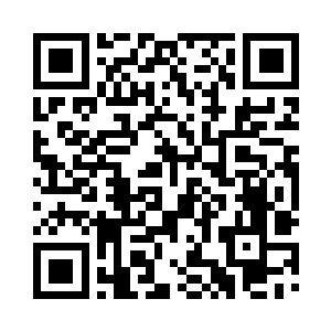 学生们动作熟练的做出欢迎的表情和姿态二维码生成