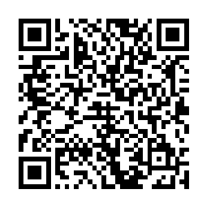 学着当地妇女的打扮在穆凌身边孔雀似的转了一圈二维码生成