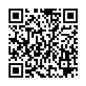 孩子跌跌撞撞的也学着他长短各一的拿着二维码生成