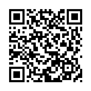 孩子面前的铁盒子里只有少得可怜的几枚硬币二维码生成