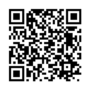 宁灵雨和秦冬雪分别坐在他身边左右二维码生成