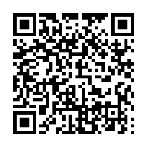 它的上半部是用两片薄薄的布头勉强遮住女性的胸脯二维码生成