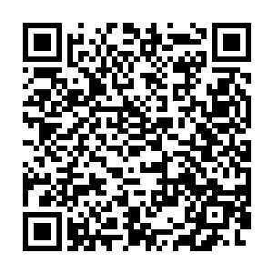 守城将领一脸严肃的站在城楼上紧紧的盯着向着那些军队靠近的佣兵二维码生成