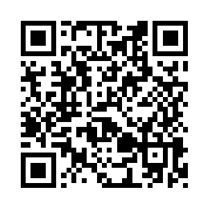 安静的从面包车上拿下一把把的微型冲锋枪二维码生成