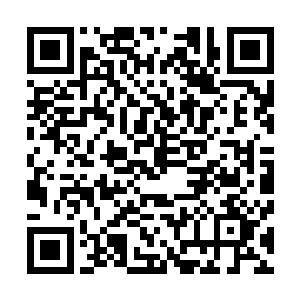 宋玉品他们两个摄影师讨论起了拍摄时的埋位和追拍的问题二维码生成