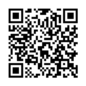 宗叔和一位女服务员端着一个木盒子出来了二维码生成