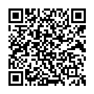 宛若周围的喧闹是截然不同的另外一个世界一般二维码生成