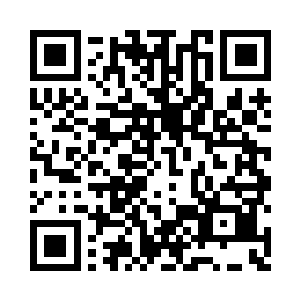 宝镜和表姐走在美景如画的人工湖畔二维码生成