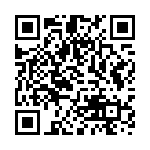 客栈老板娘和老板正坐在窗边说话二维码生成