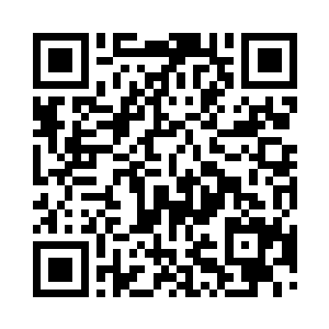 宫齐坐在靠窗的位置盯着街上的行人接口道二维码生成