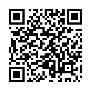 家家店面门前摆满了各种年货杂物对联窗联二维码生成