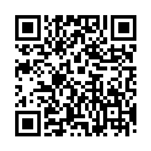 宸王伸手在慕容玥轻蹙的眉心之处温柔一点二维码生成