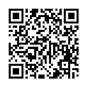 容貌姣好的女性无可奈何地看着这两个人二维码生成