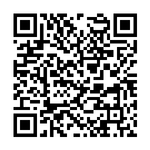 密集的金色短枪在外围形成了一个巨大的金色漩涡二维码生成