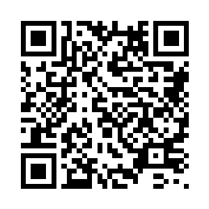 富商笑着对一众守门兵士拱手道谢二维码生成