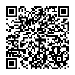 富态的商人抓着帽子瞅着从自己头上飞掠而过的骏马胯下一片濡湿二维码生成