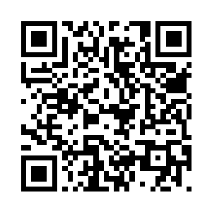 寒菲樱手中捏着那块月牙形状的玉佩二维码生成